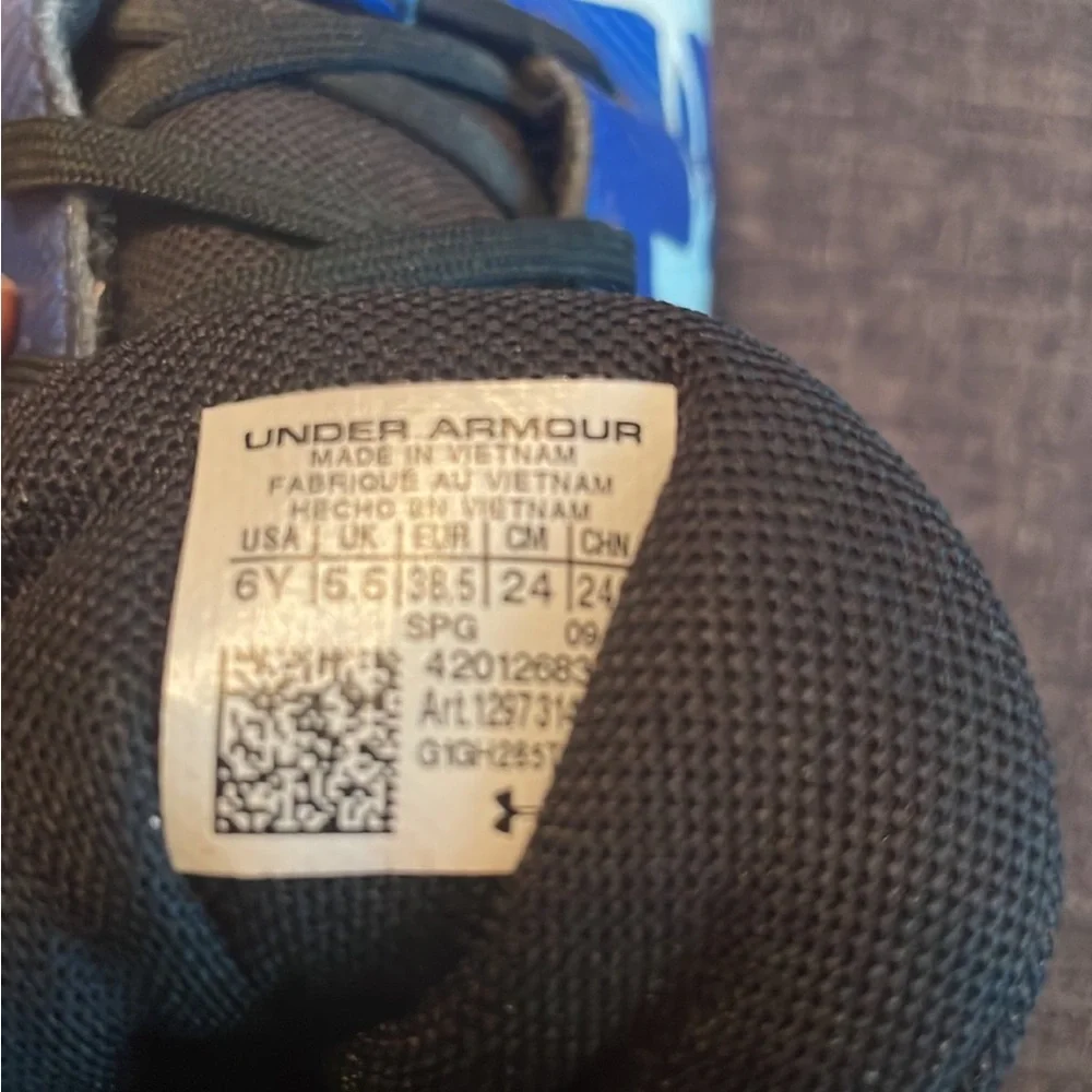 Size 6Y Under Armor Baseball Cleats Worn Once - Picture 4 of 4